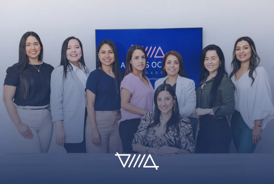 Equipo de Arenas Ochoa Abogados Equipo de la firma de abogados empresariales Arenas Ochoa frente a su logo en Bucaramanga